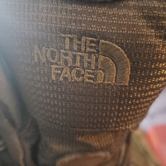 Woman size 9 North Face solid winter boot - Picture 2 of 6